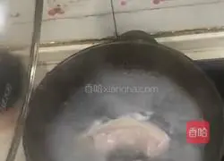 Illustration of how to make twice-cooked pork with garlic sprouts 1