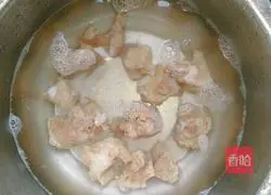 Illustration of how to make seaweed braised pork ribs (braised version) 6