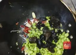 Illustration of how to stir-fry shredded pork with pickled pepper and broad bean rice 3