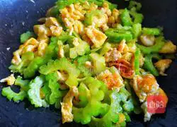 Illustration of how to make bitter melon and scrambled eggs, a must-have in summer to clear away heat and relieve heat 8