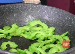 Illustration of how to make bitter melon and scrambled eggs 6