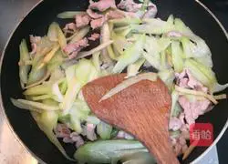西Illustration of how to make fried lean meat with celery 13