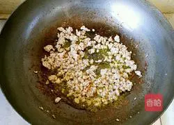 Illustration of how to make meat vermicelli 4