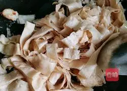 Illustration of how to make stir-fried egg white meat 5