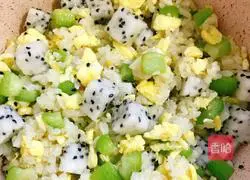 Illustration of how to make dragon fruit fried rice 13