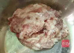 Illustration of how to make steamed water chestnut meatballs 4