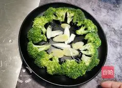 Illustration of how to make steamed shrimps with broccoli 3