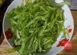 Illustration of how to make fried fish noodles with shredded pork 3