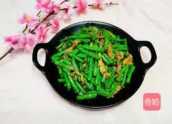 Illustration of how to make stir-fried cowpeas and meat 18