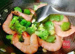 Illustration of how to make fried shrimps with broccoli 10