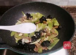 Illustration of how to make stir-fried beef with lettuce and yam 14