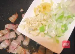 Illustration of how to make stir-fried pork with cabbage and fungus 5
