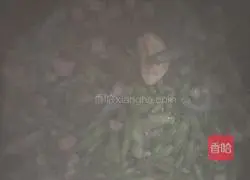 Illustration of how to make green beans with minced meat 7