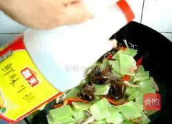 Illustration of how to make fried lettuce slices with meat 7