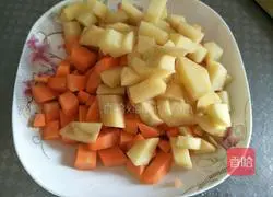 Illustration of how to make colorful diced tomato sauce 2