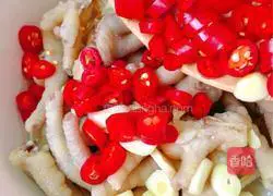 Illustration of how to make pickled pepper chicken feet 11