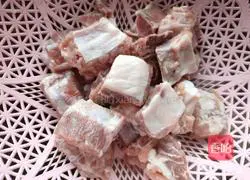 Illustration of how to make braised pork ribs with edamame 1