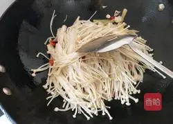 Illustration of how to make enoki mushroom vermicelli 3