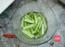 Illustration of how to make spicy shrimps in Qinxiang dry pot 6