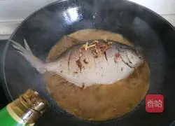 Illustration of how to cook silver pomfret with sauce 19