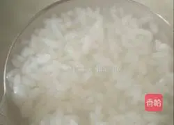 Illustration of how to make loofah lean meat porridge 3