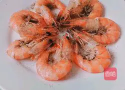 Illustration of how to stir-fry cumin prawns in oil 5