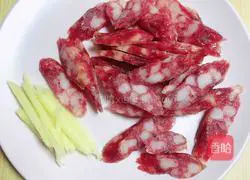 Illustration of how to stir-fry sausages with black beans and garlic sprouts 4