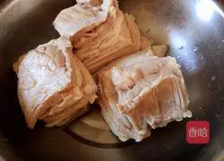 Illustration of how to make pork belly, blood sausage, braised sauerkraut with pork belly 3