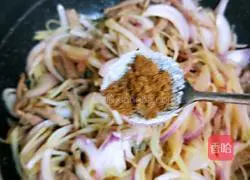 Illustration of how to make fried meat with potatoes and onions 21