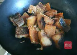 Illustration of how to make Hubei Braised Cured Fish Nuggets on the 15th day of the first lunar month 10