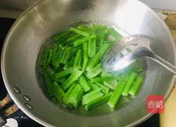Illustration of how to make fried bacon with celery 3