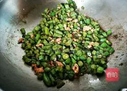 Illustration of how to stir-fry silkless beans with black bean sauce 7