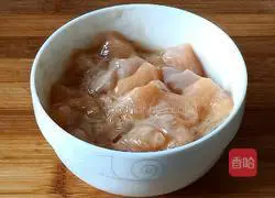 Illustration of how to cook diced chicken with colored peppers 1