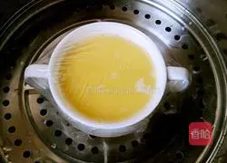 Illustration of how to make steamed eggs with rice 4