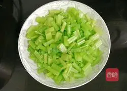 Illustration of how to make stir-fried beef with diced celery 11