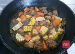 Illustration of how to make corn and duck legs stew 18