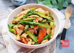 Illustration of how to make asparagus and fried meat slices 15