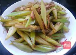 Illustration of how to make fried pork with celery 4