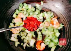 Illustration of how to stir-fry shrimps with celery 11