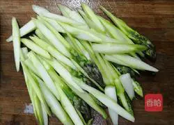 Illustration of how to make asparagus minced meat 2