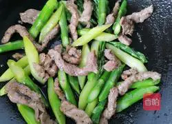 How to stir-fry beef with asparagus Illustration 10