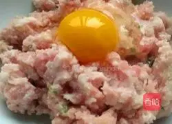 Illustration of how to make pearl meatballs 2