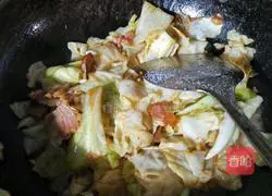 Illustration of how to make hand-shredded cabbage and fried bacon 10