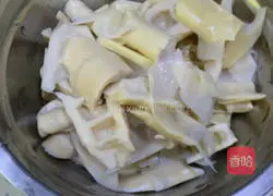 Illustration of how to make bitter bamboo shoots in pot 3