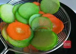 Xinwen Gourmet Flowers Blossom Wealthy Steamed Green Carrot Recipe Illustration 12