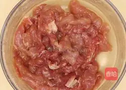 Illustration of how to make green pepper stir-fried meat 2