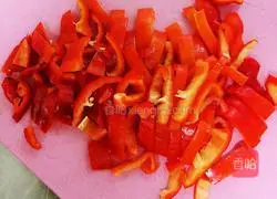 Illustration of how to stir-fry chicken breast with celery 2