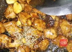 Illustration of how to make garlic and cumin pork cubes 5