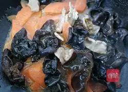 Illustration of how to make fried carrots and fungus 10