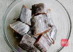 Illustration of how to steam hairtail with chopped pepper 1